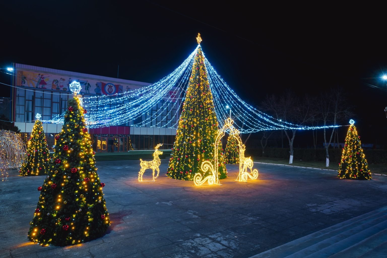 Magia Sărbătorilor în Costești 2024 Instalații LED și Decorațiuni Urbane